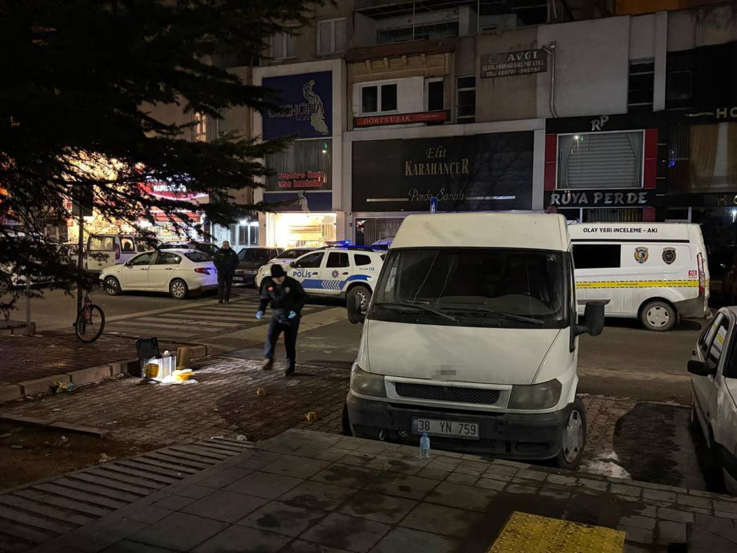 Önce kıyafetlerine karıştı, sonra bıçakladı: 3 yaralı 3